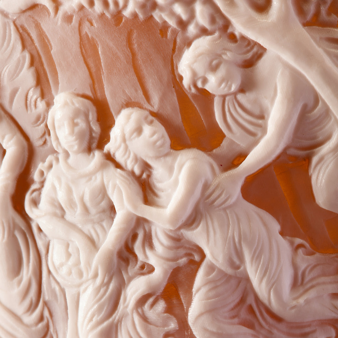 Brosche mit antiker Waldszene