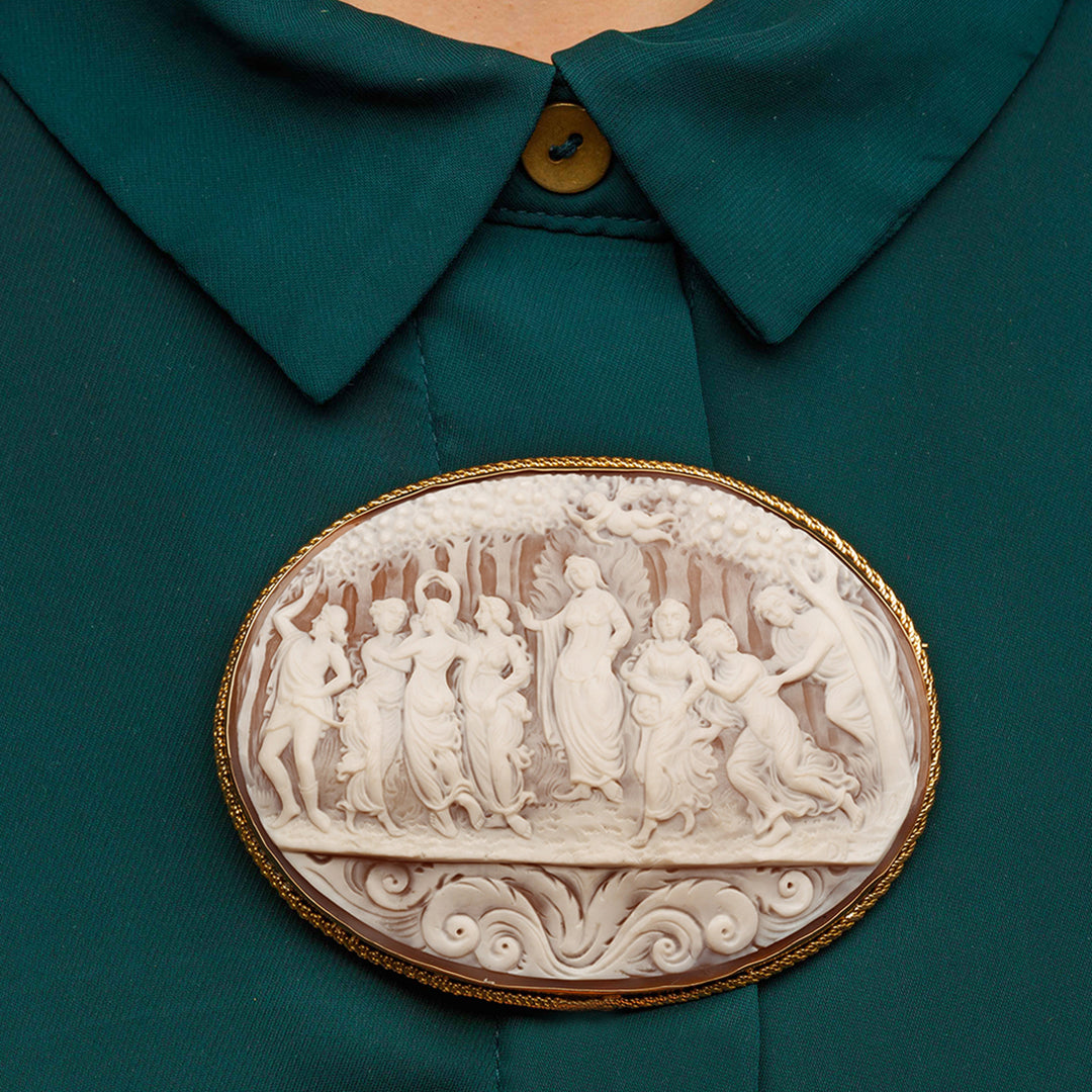 Brosche mit antiker Waldszene