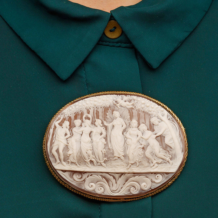 Brosche mit antiker Waldszene