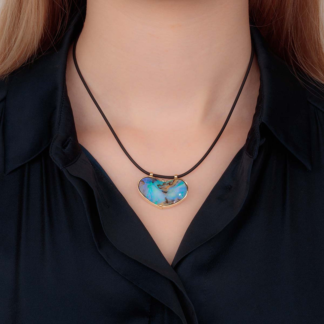 Lederkette mit Opal-Anhänger