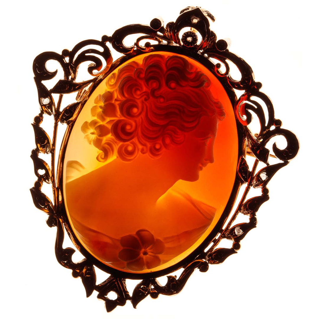 Florale Silberbrosche mit gelocktem Mädchen