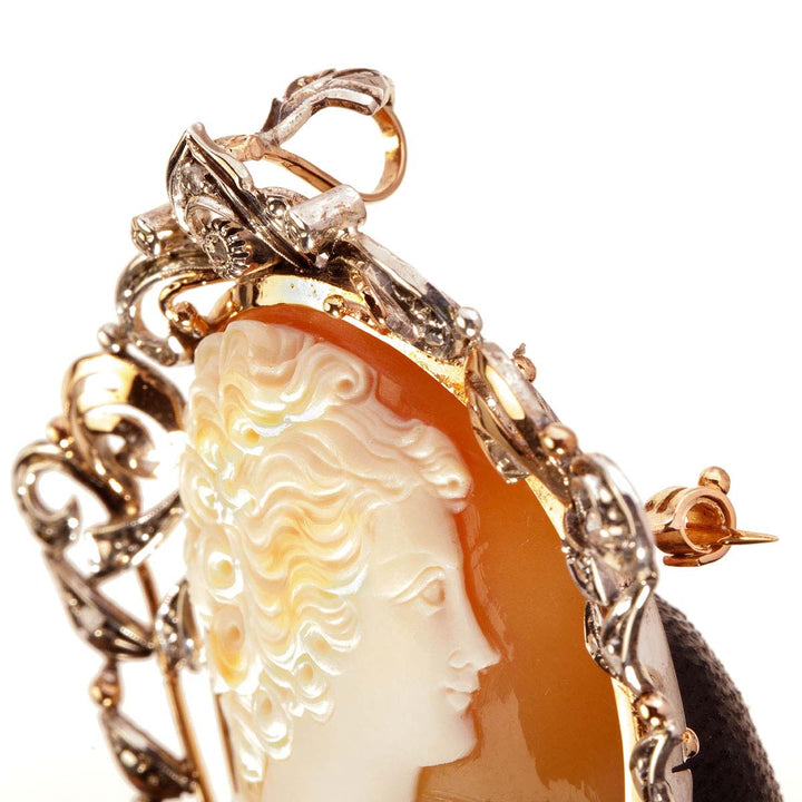 Florale Silberbrosche mit gelocktem Mädchen