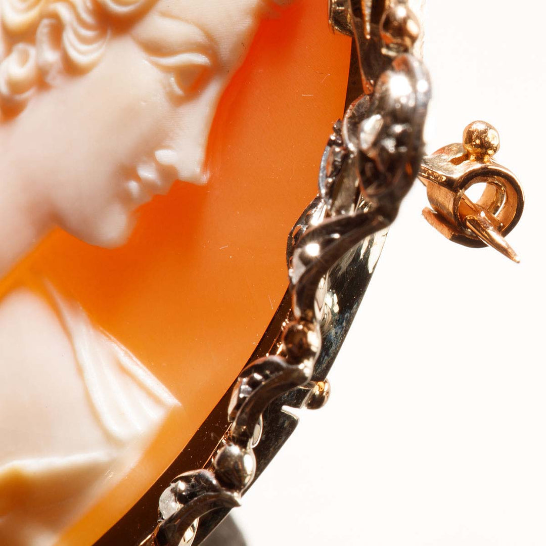 Florale Silberbrosche mit gelocktem Mädchen