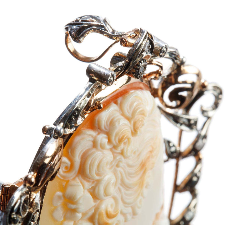 Florale Silberbrosche mit gelocktem Mädchen