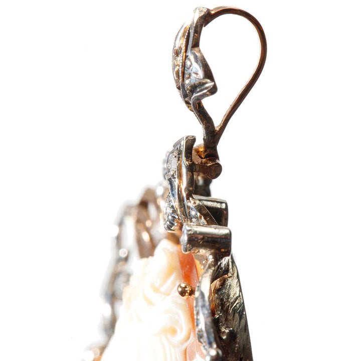 Florale Silberbrosche mit gelocktem Mädchen