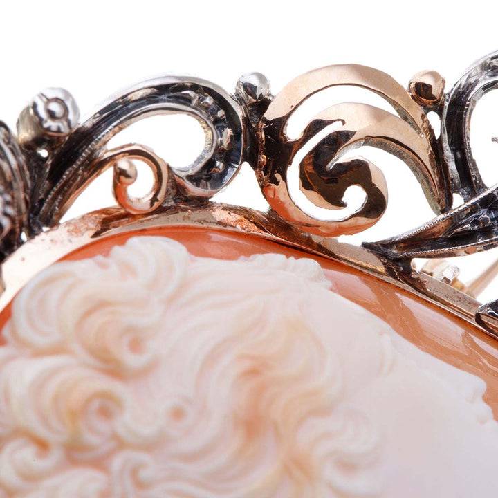 Florale Silberbrosche mit gelocktem Mädchen