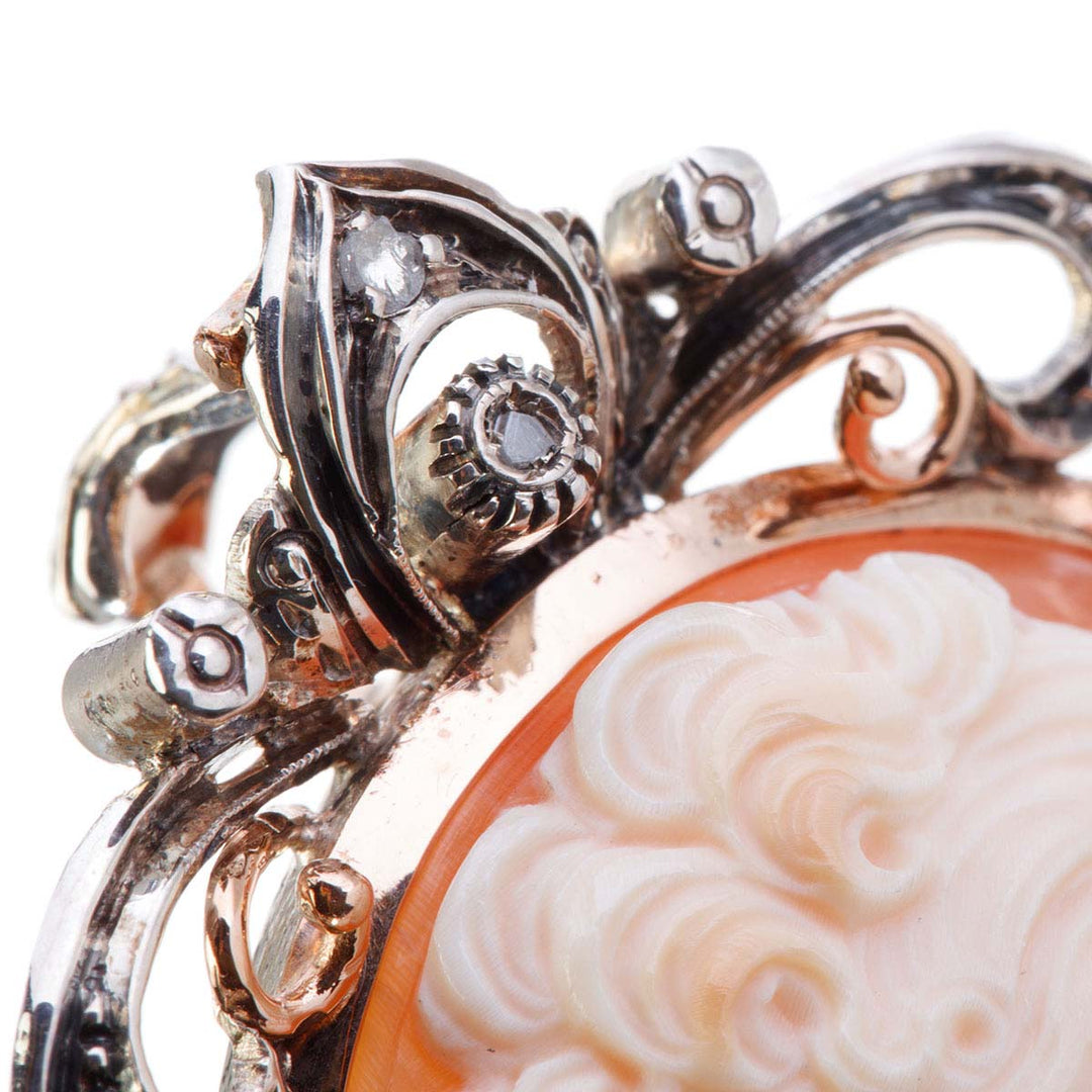 Florale Silberbrosche mit gelocktem Mädchen