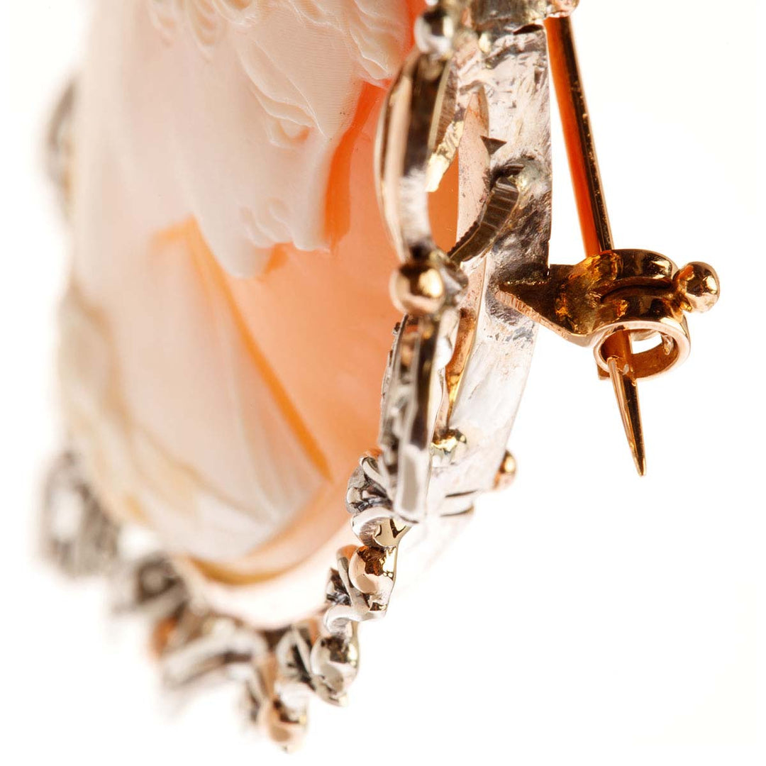 Florale Silberbrosche mit gelocktem Mädchen