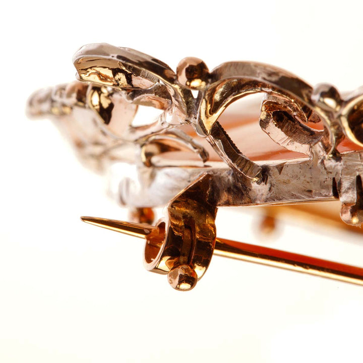 Florale Silberbrosche mit gelocktem Mädchen