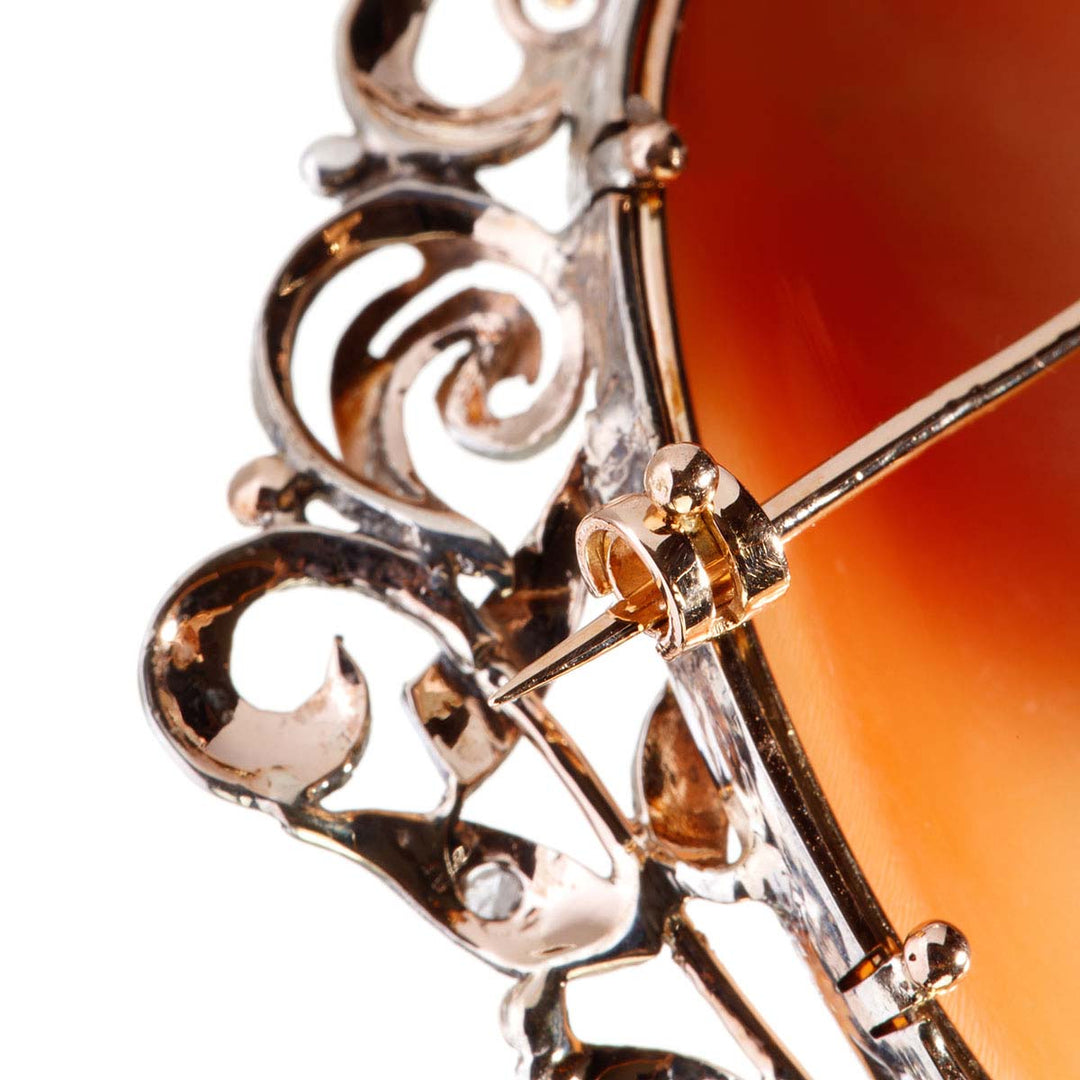 Florale Silberbrosche mit gelocktem Mädchen