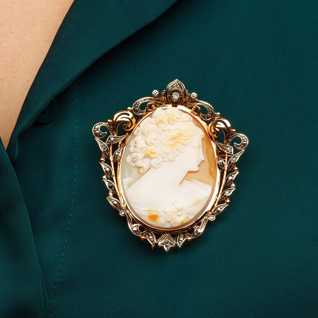 Florale Silberbrosche mit gelocktem Mädchen