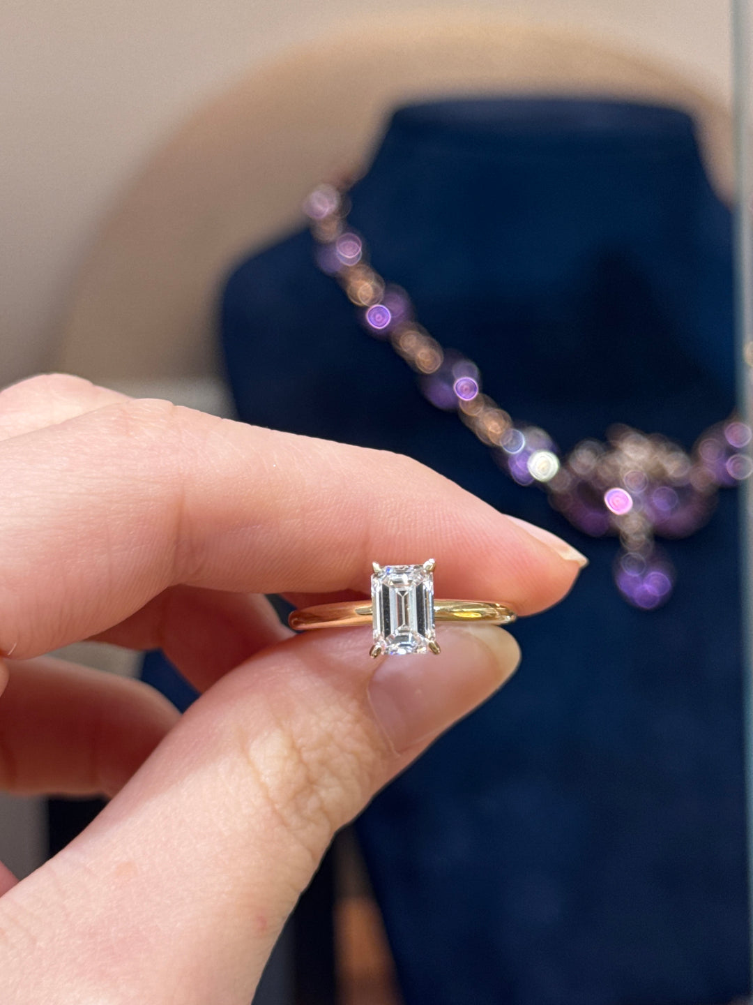 Ring aus 585er Gelbgold mit einem Lila Rubin und 2 Diamnten